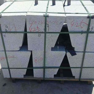 白山 芝麻白异形坐凳，石凳