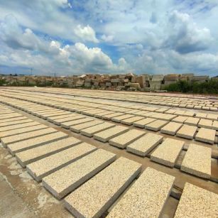 白山 黄金麻花岗岩荔枝面地铺石防护中