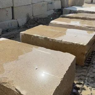 白山 黄金麻方料堆场洗料分选中，原材料充足