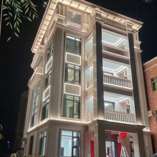 白山 芝麻白花岗岩别墅外墙夜间效果