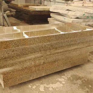 白山 黄金麻栏杆料半成品加工中