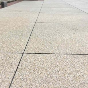 白山 黄金麻花岗岩石板材荔枝面地面铺装效果