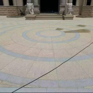 白山 黄金麻芝麻灰花岗岩石材地铺拼接效果