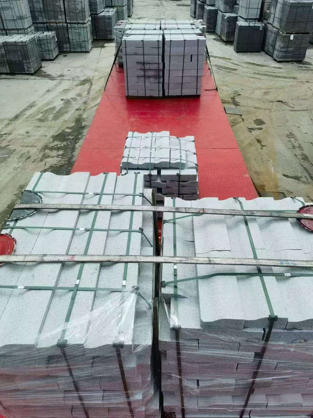 白山 芝麻白仿形加直形路沿石出货日常