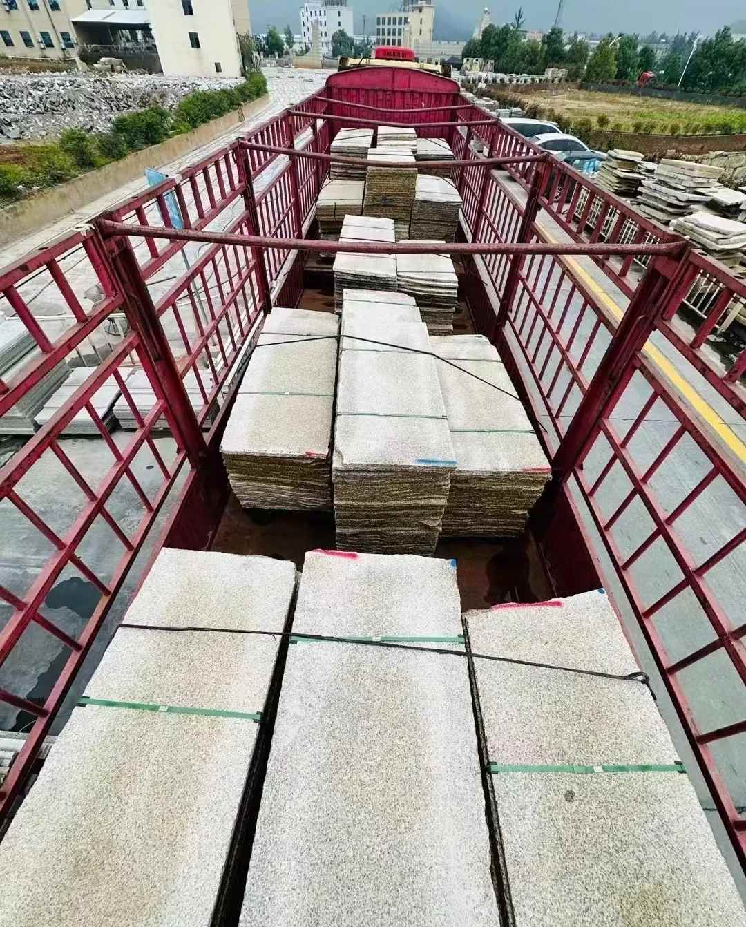 白山 黄金麻花岗岩荔枝面，光面毛板装车完成