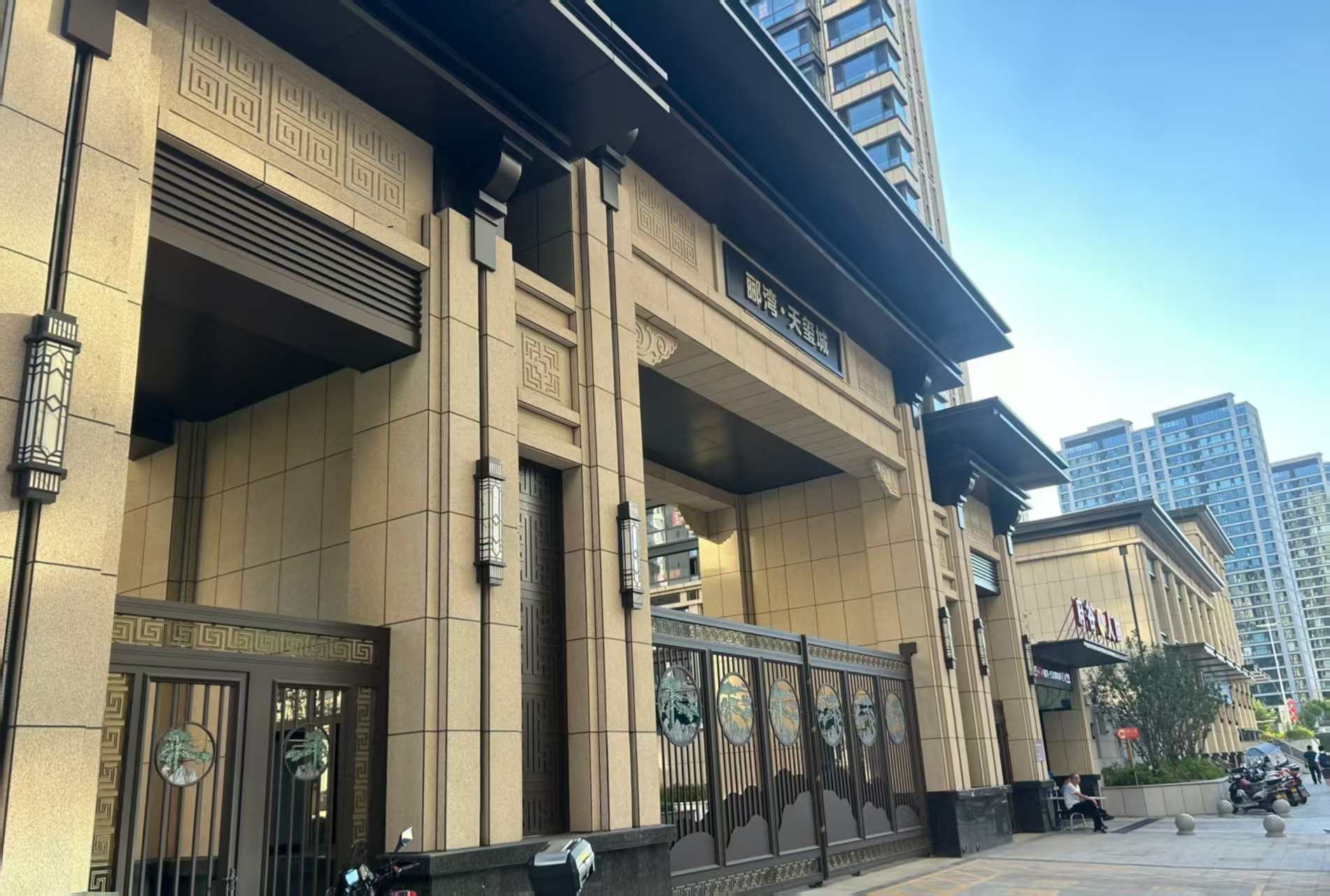 白山 黄金麻花岗岩荔枝面小区门楼外墙干挂