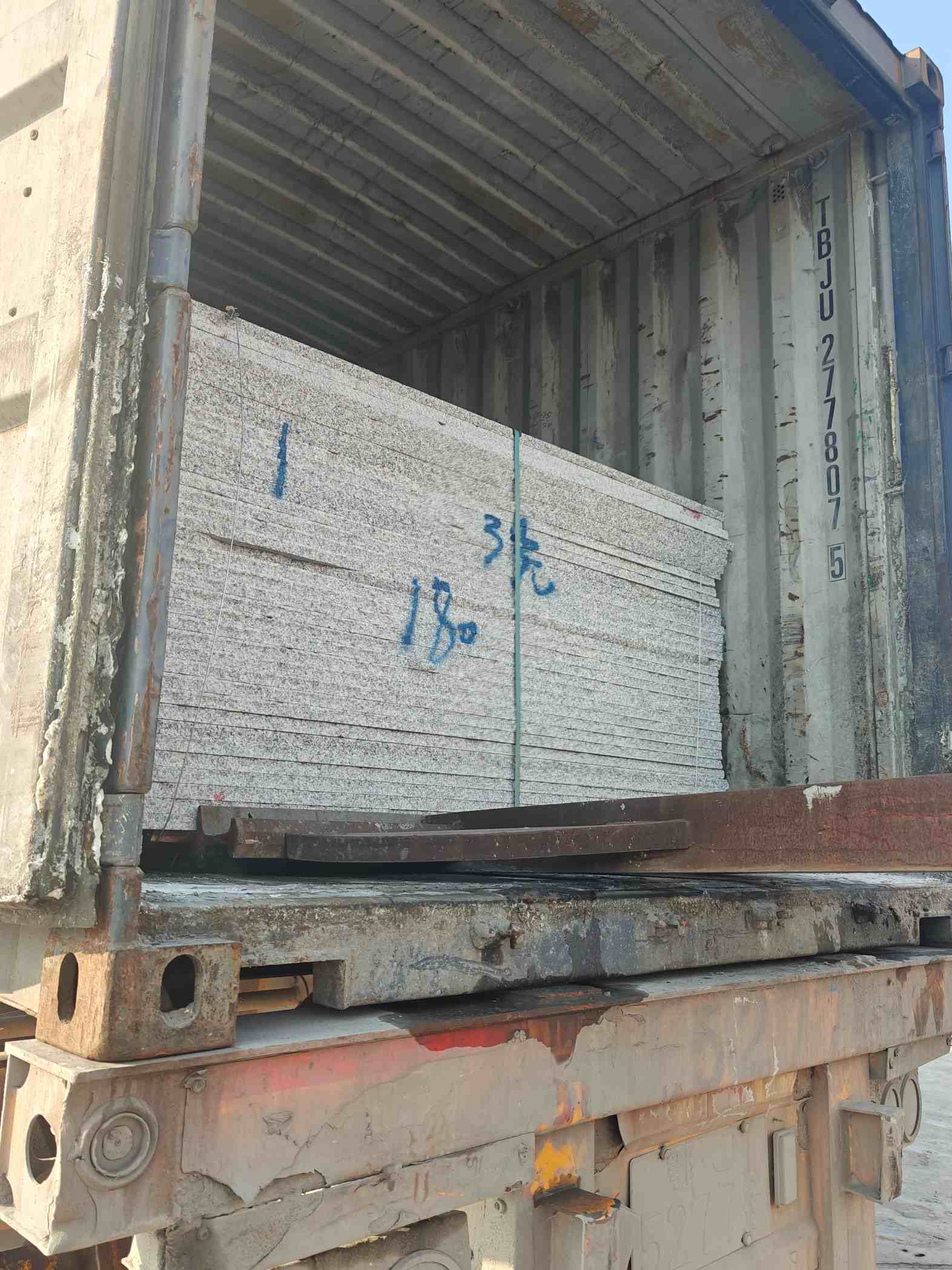 白山 芝麻白花岗岩石材3.0公分光面毛板装柜出货