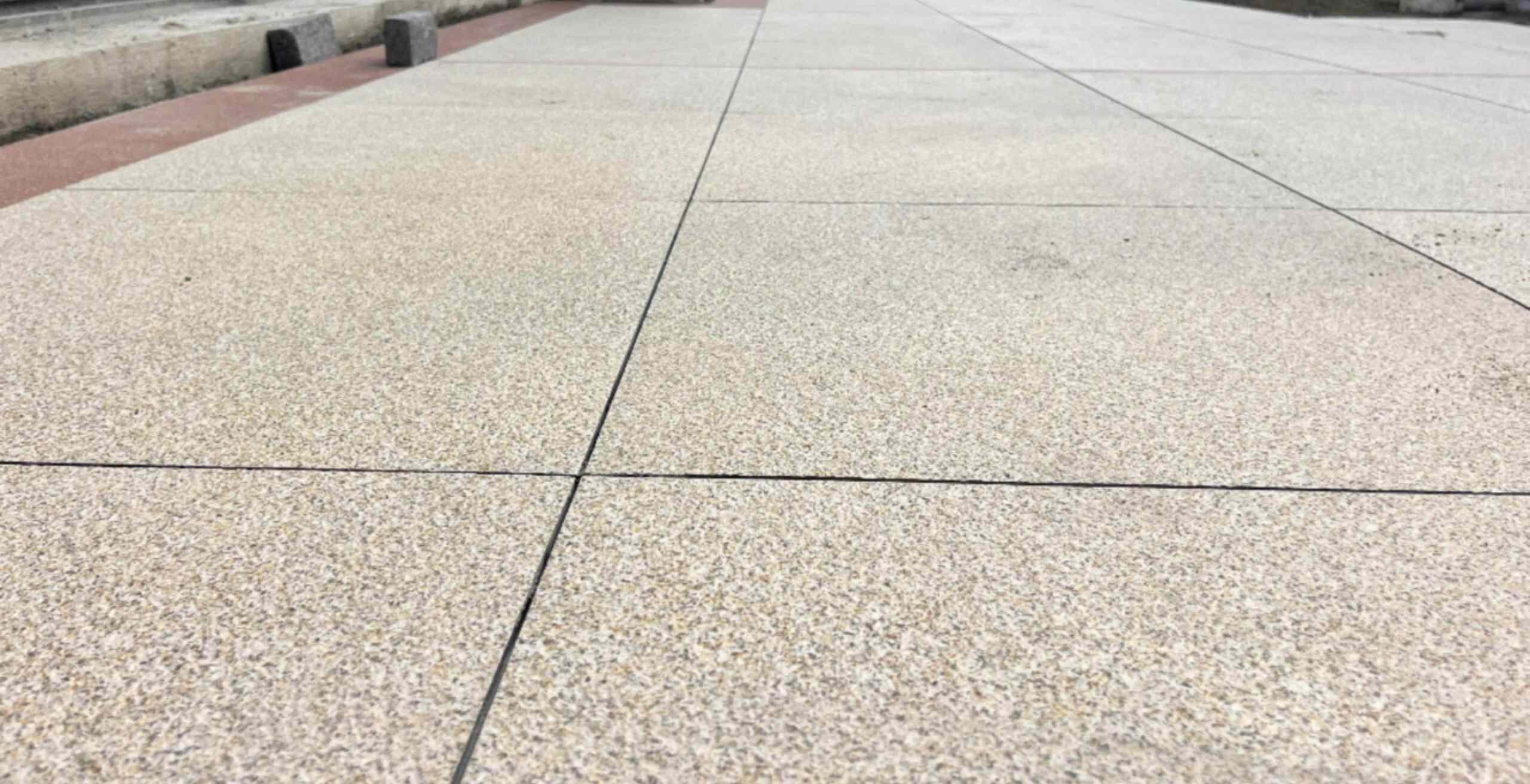 白山 黄金麻花岗岩石板材荔枝面地面铺装效果