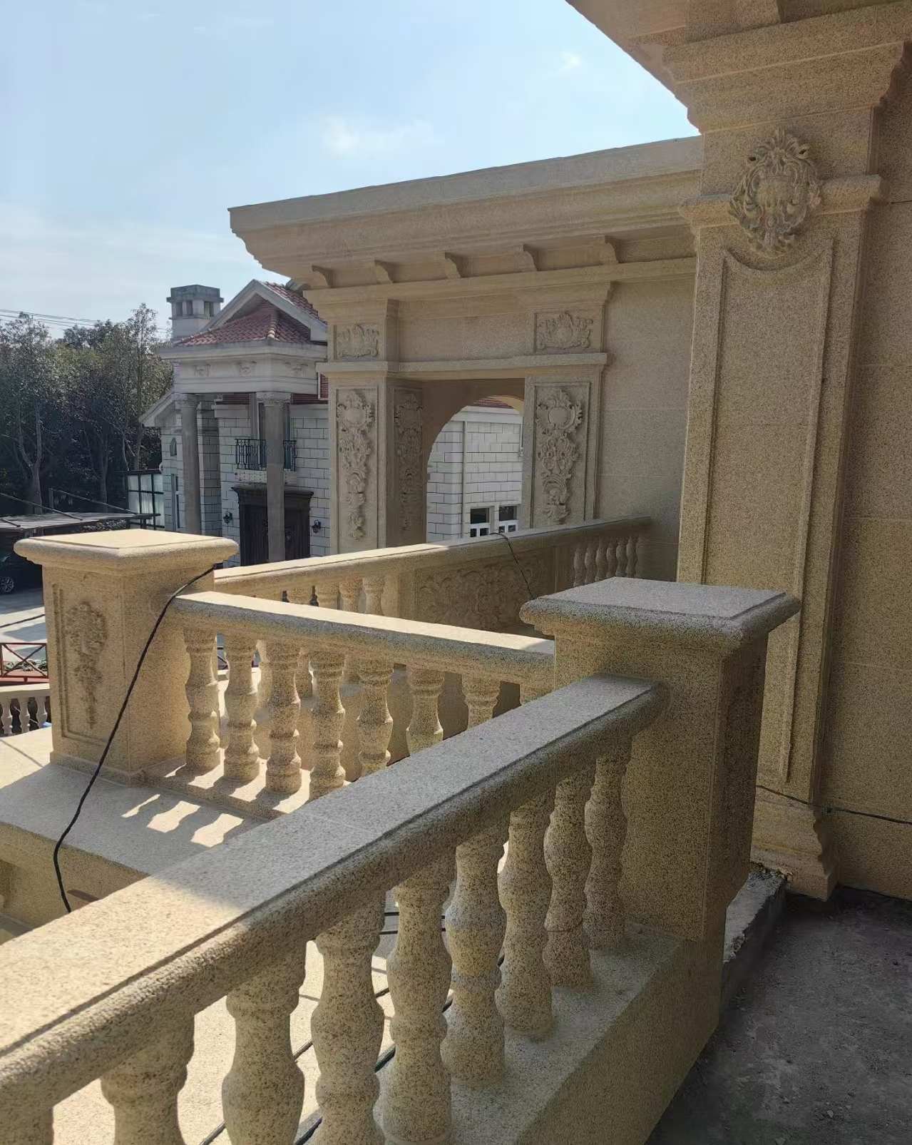 白山 黄金麻别墅外墙干挂雕花配合阳台栏杆花瓶柱