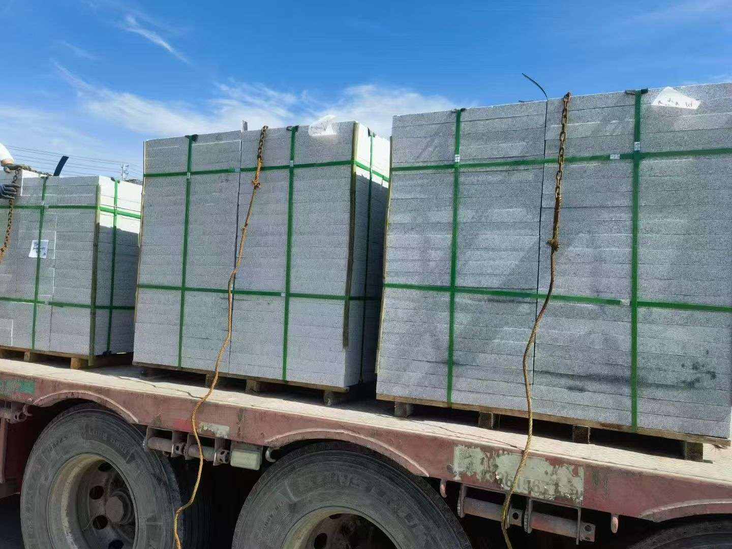 白山 芝麻白花岗岩地铺石装车日常