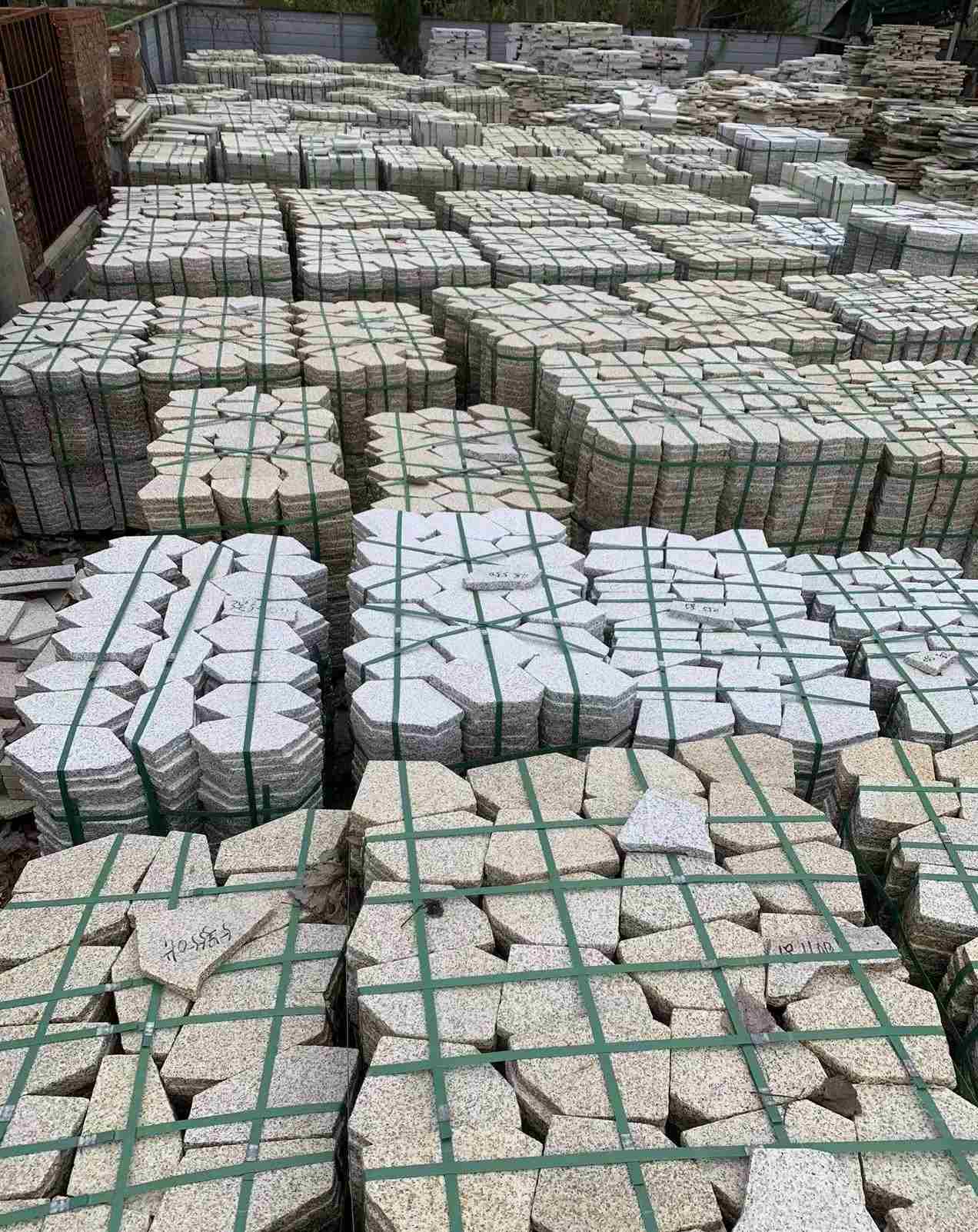 白山 黄金麻白麻花岗岩荔枝面地铺石(冰裂纹)