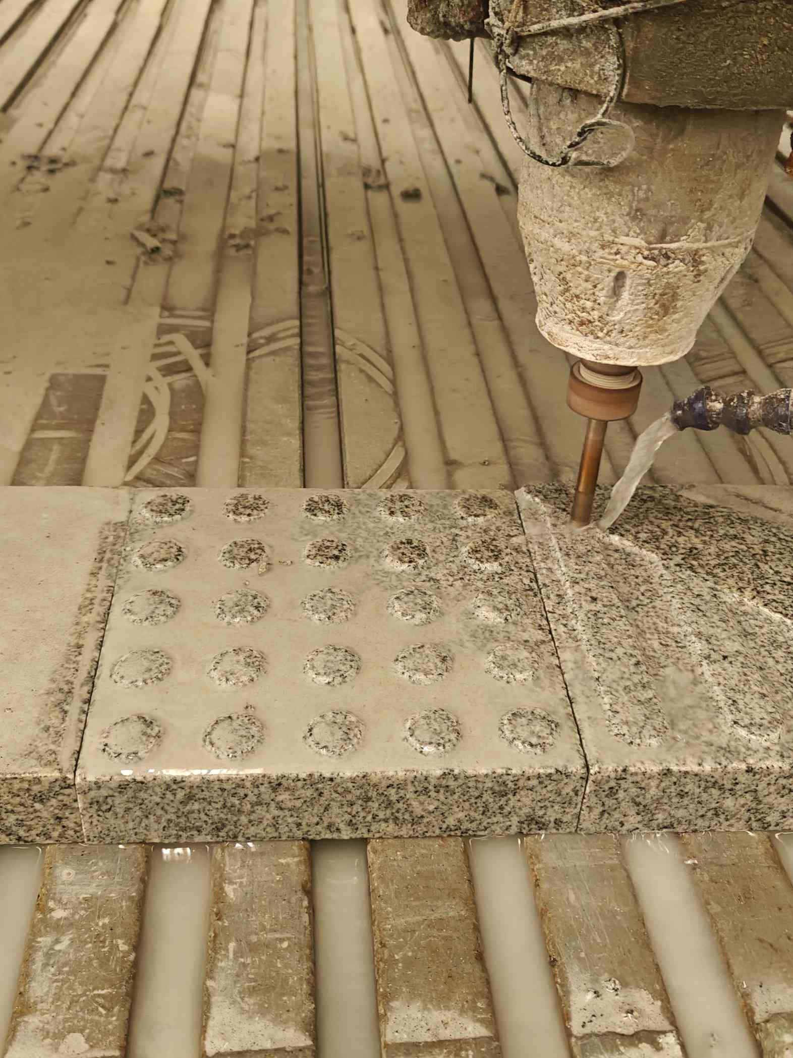 白山 芝麻白花岗岩石材盲人石、盲道石、盲点石