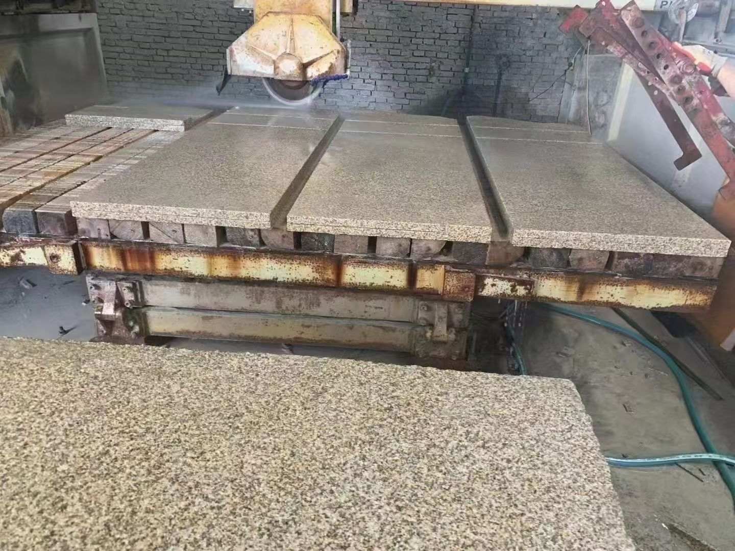 白山 黄金麻荔枝面成品板加工