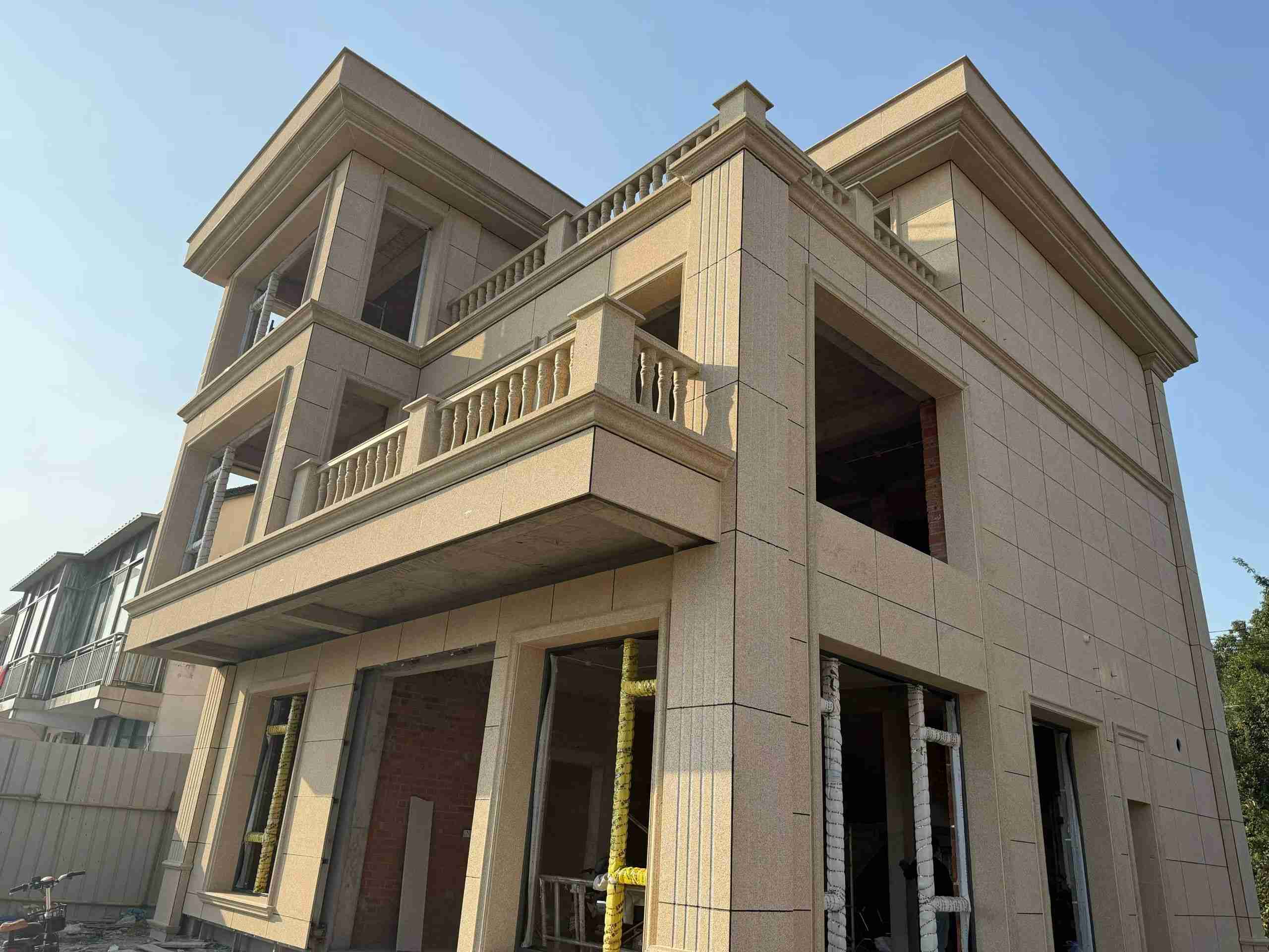 白山 黄金麻花岗岩石材荔枝面外墙干挂效果展示