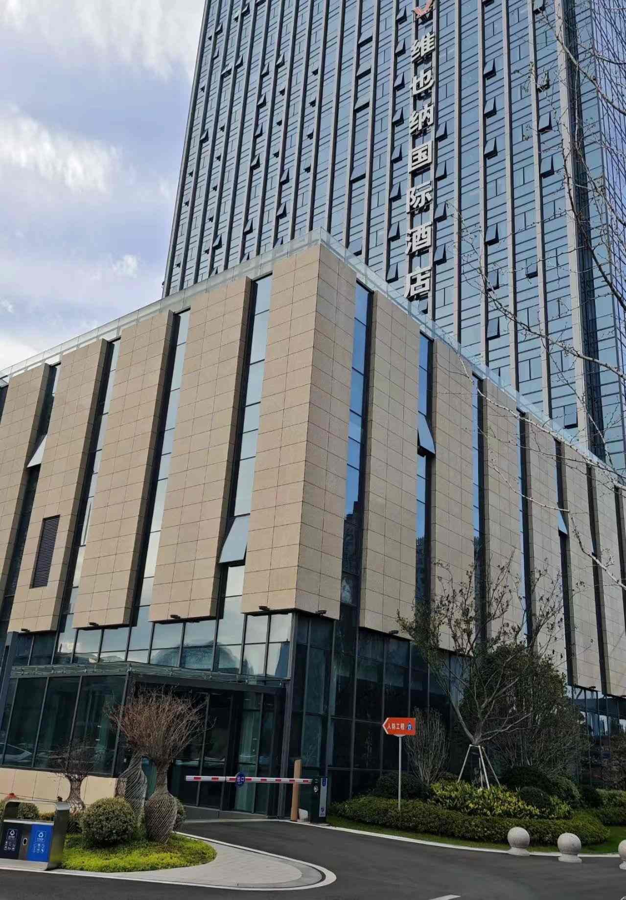 白山 黄金麻花岗岩外墙干挂