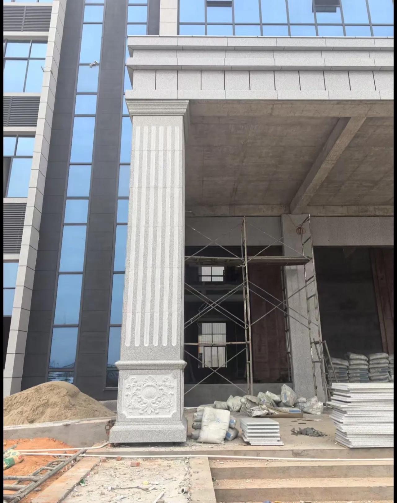 白山 芝麻白光面花岗岩门楼大柱（罗马柱）配雕花底座