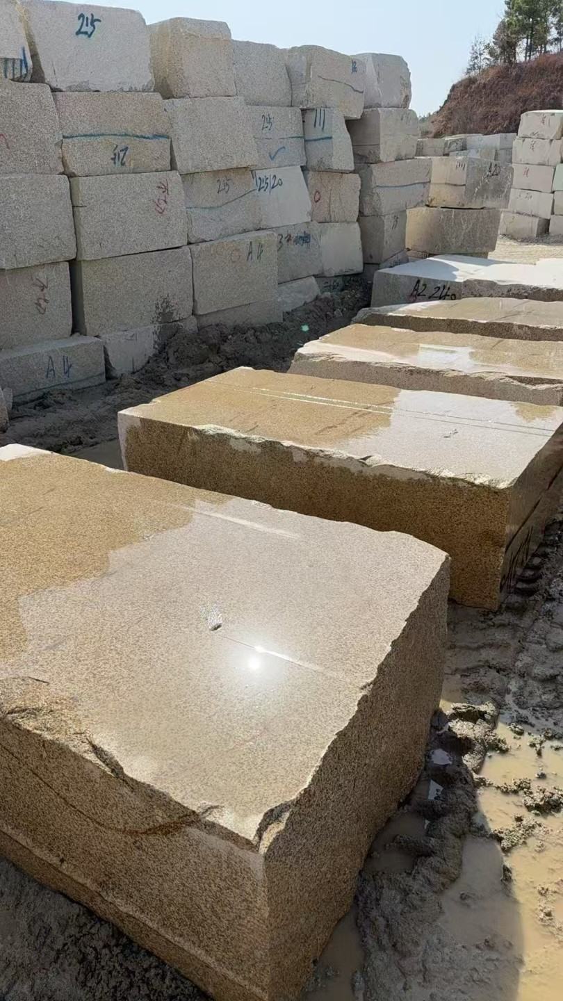 白山 黄金麻方料堆场洗料分选中，原材料充足