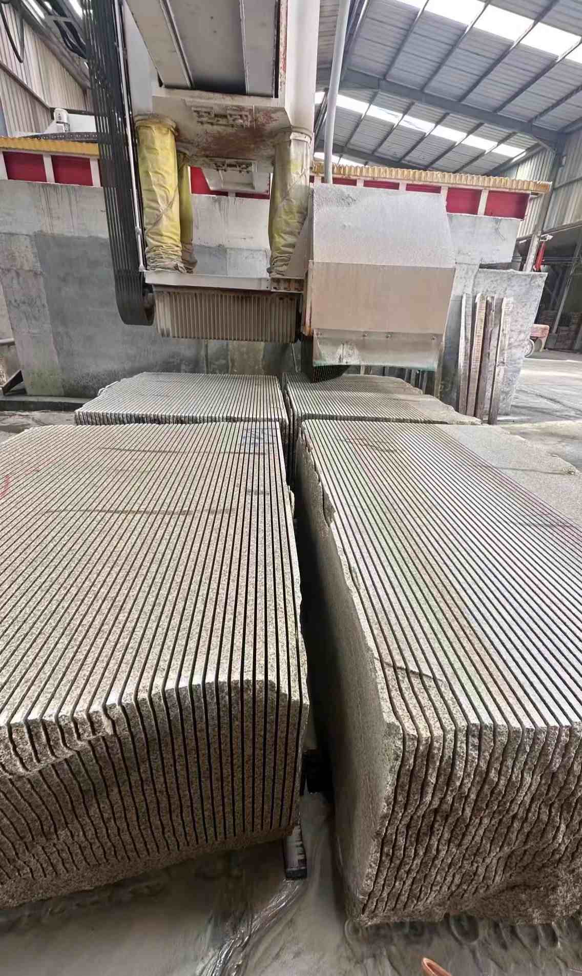 白山 车间生产日常，黄金麻白麻花岗岩