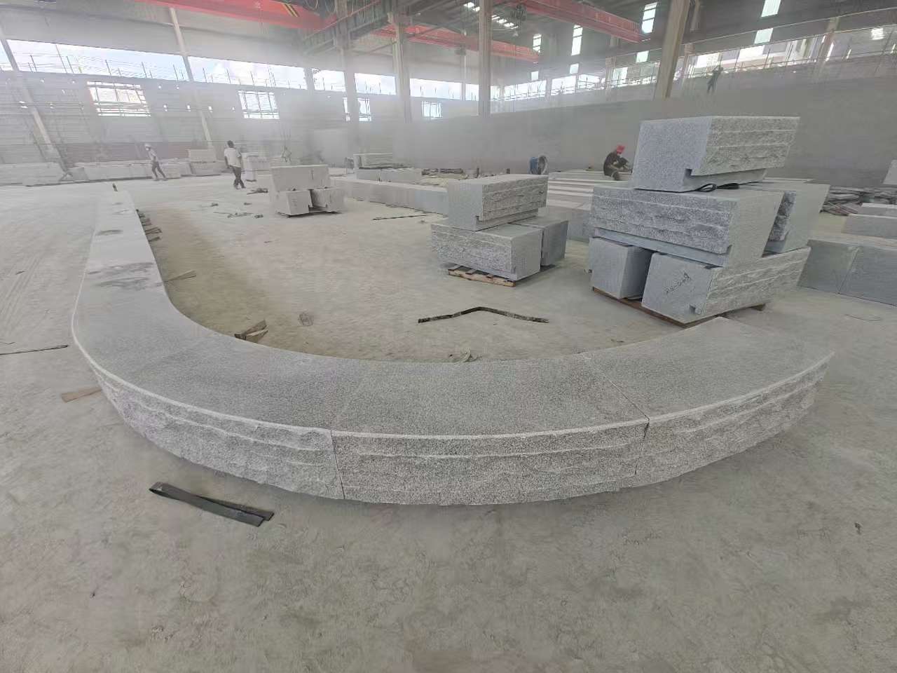 白山 芝麻白异形坐凳，自然面光面弧形加工