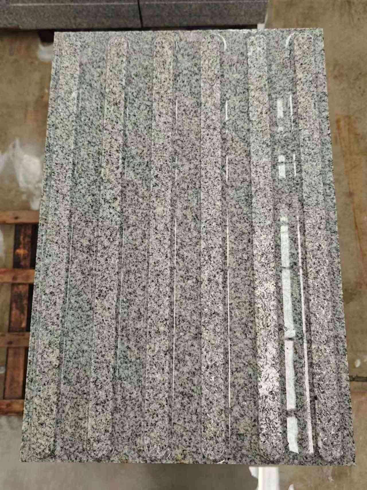 白山 芝麻白花岗岩荔枝面雕刻盲道，盲条