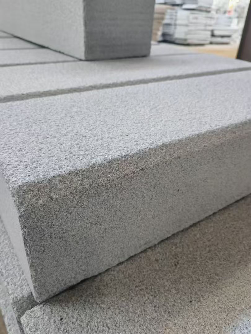 白山 芝麻灰荔枝面路沿石