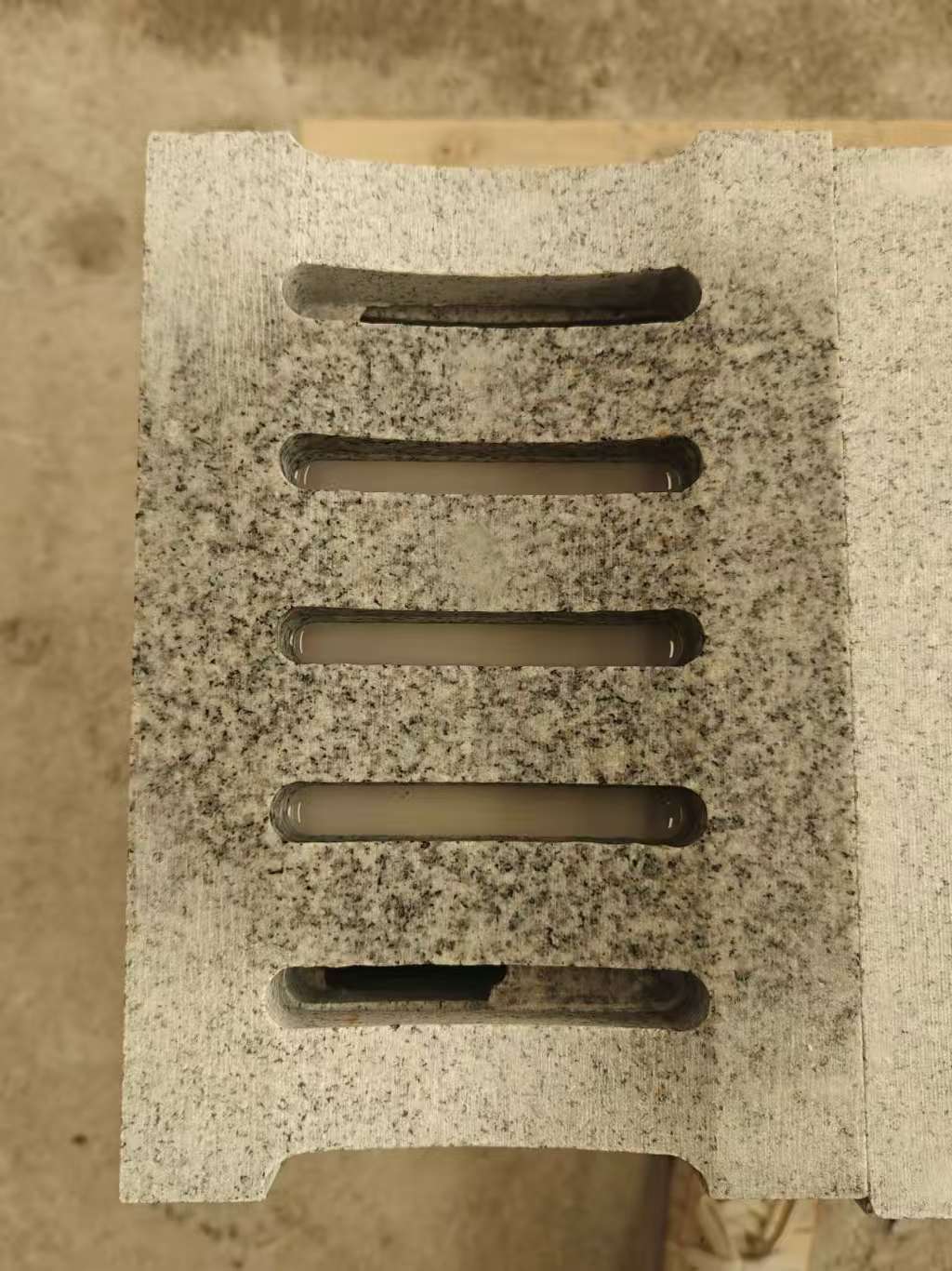 白山 芝麻白拉丝面花岗岩U型开槽排水槽