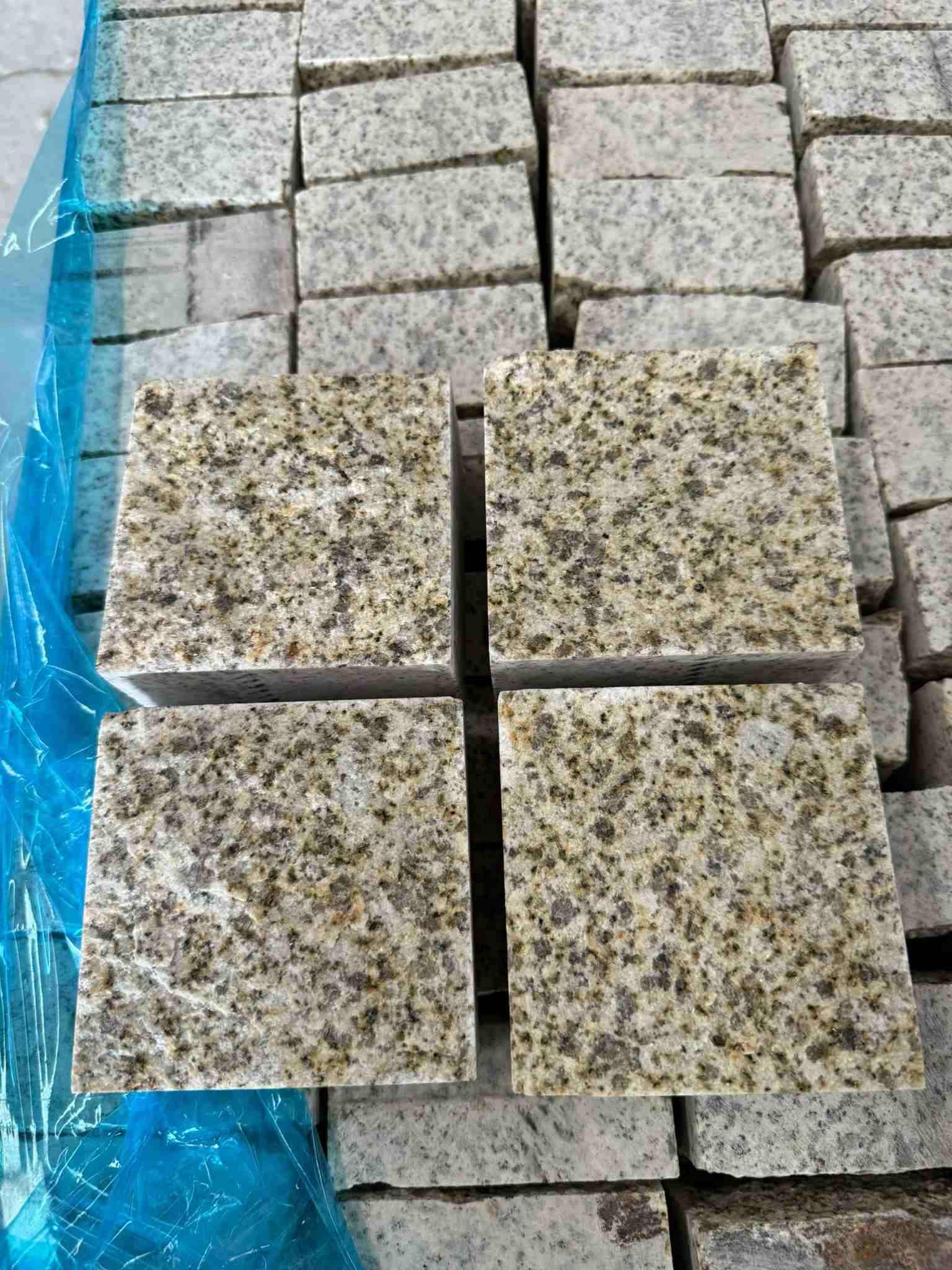 白山 黄金麻花岗岩自然面小方块，弹石，马蹄石等