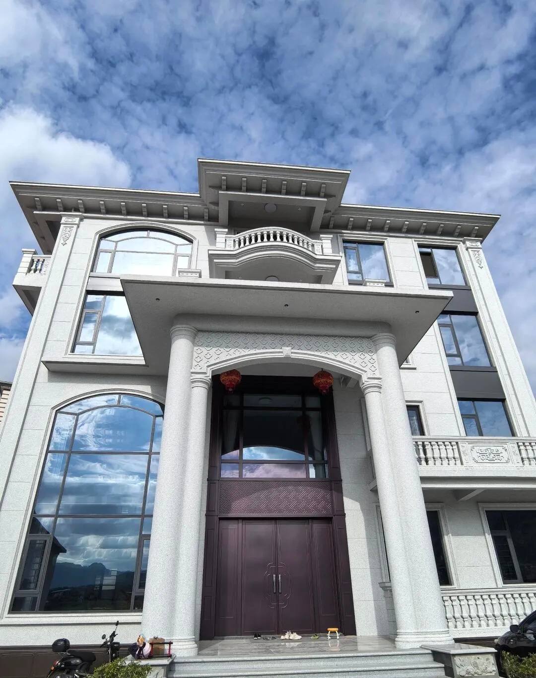 白山白麻别墅外墙干挂石材效果示例