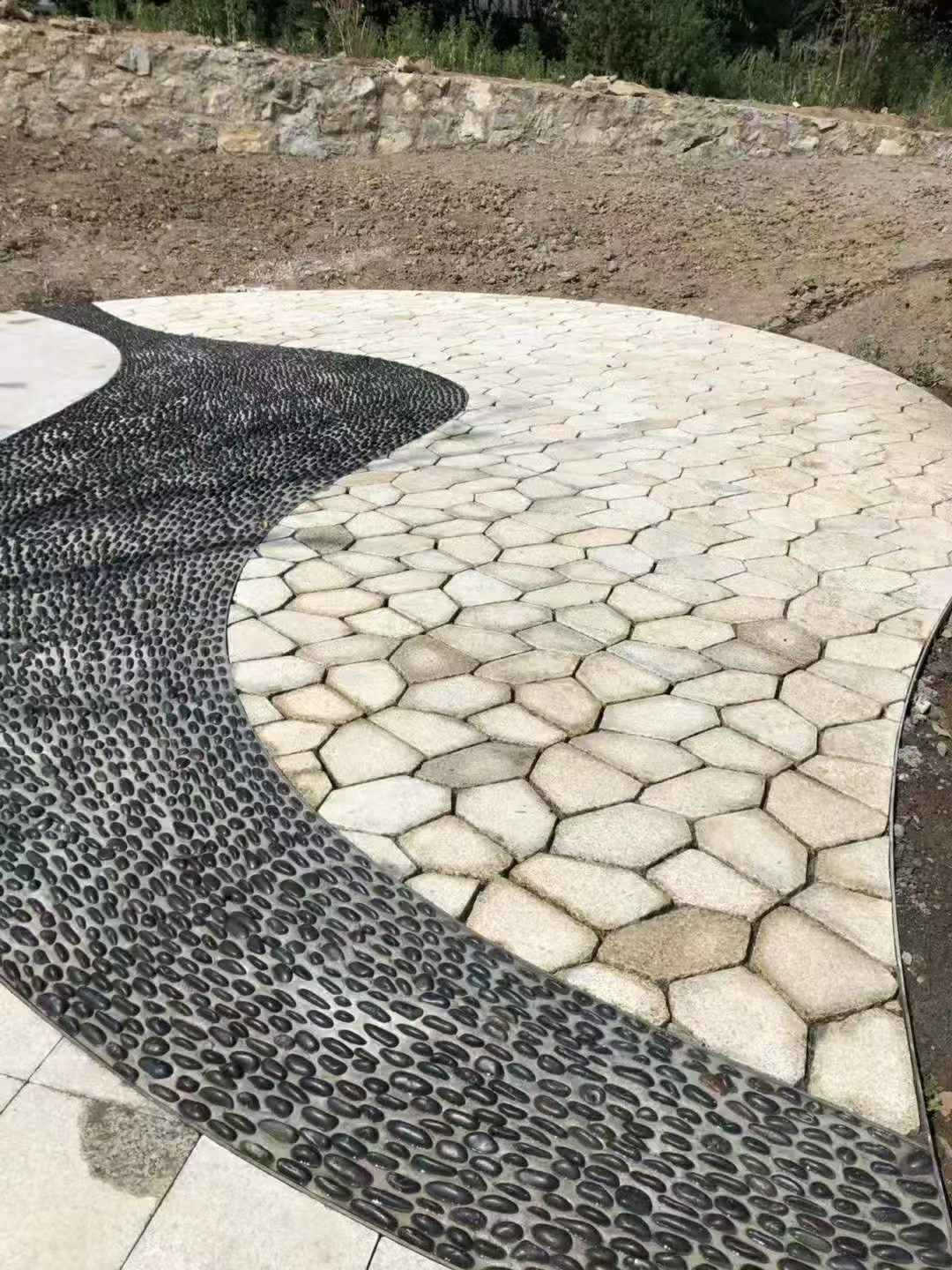 白山 黄金麻冰裂纹地铺石工地铺装案例