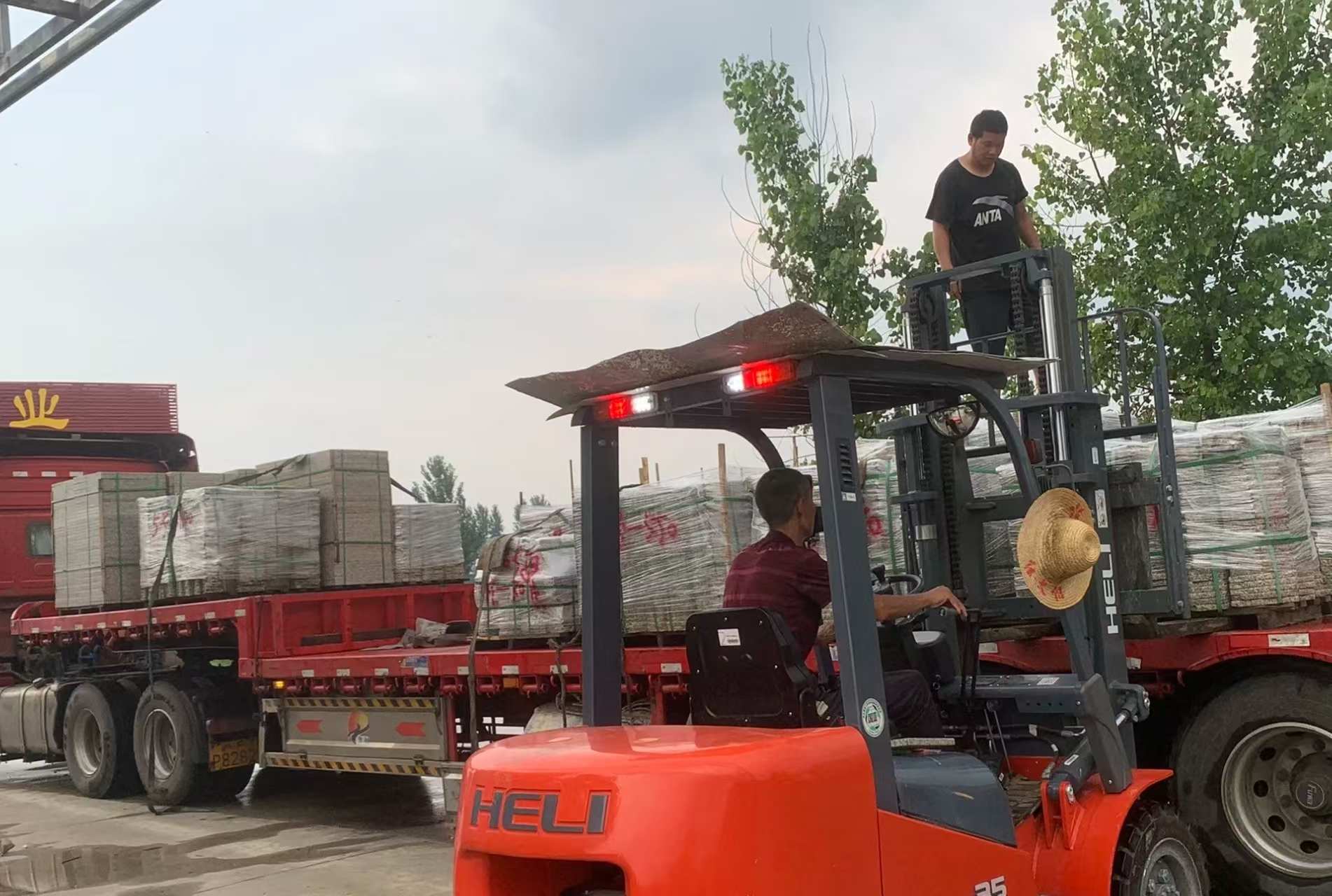 白山 黄金麻冰裂纹，地铺石装车