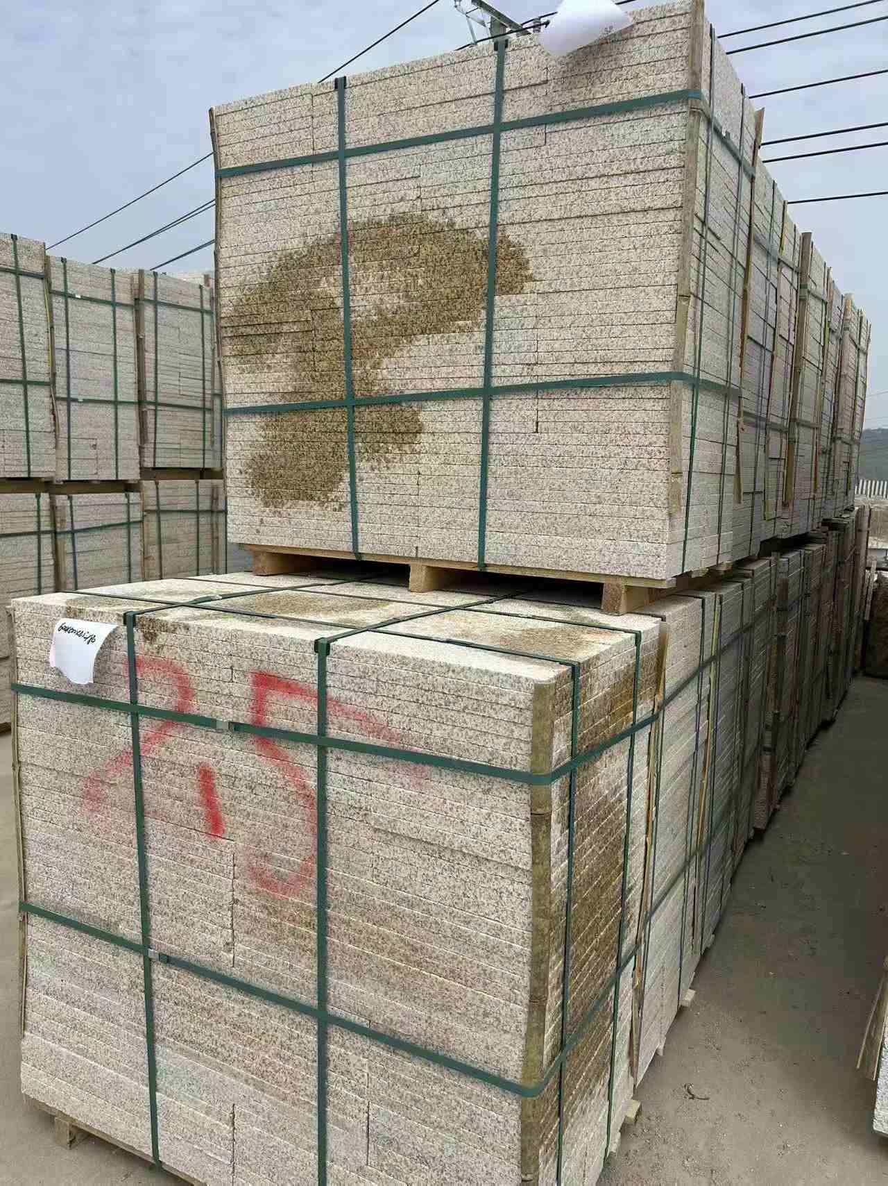 白山 黄金麻花岗岩石材荔枝面地铺石2.5*300*600