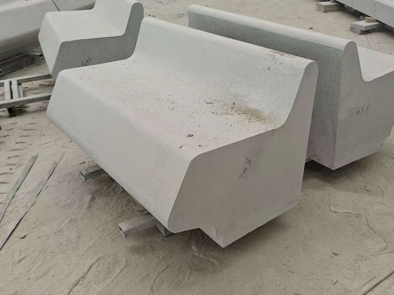 白山 芝麻白花岗岩异形坐凳，石凳