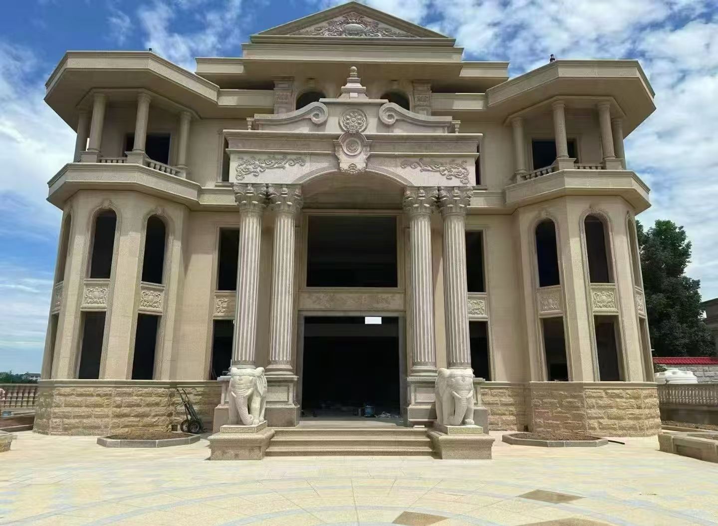 白山 黄金麻别墅外墙干挂，大柱，大象，蘑菇石，雕花板