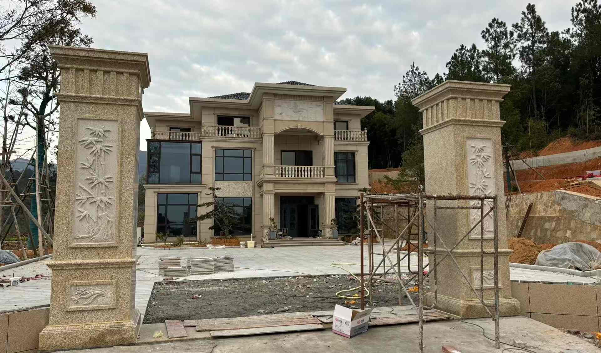 白山 黄金麻花岗岩别墅雕花外墙干挂配上门口雕花罗马柱