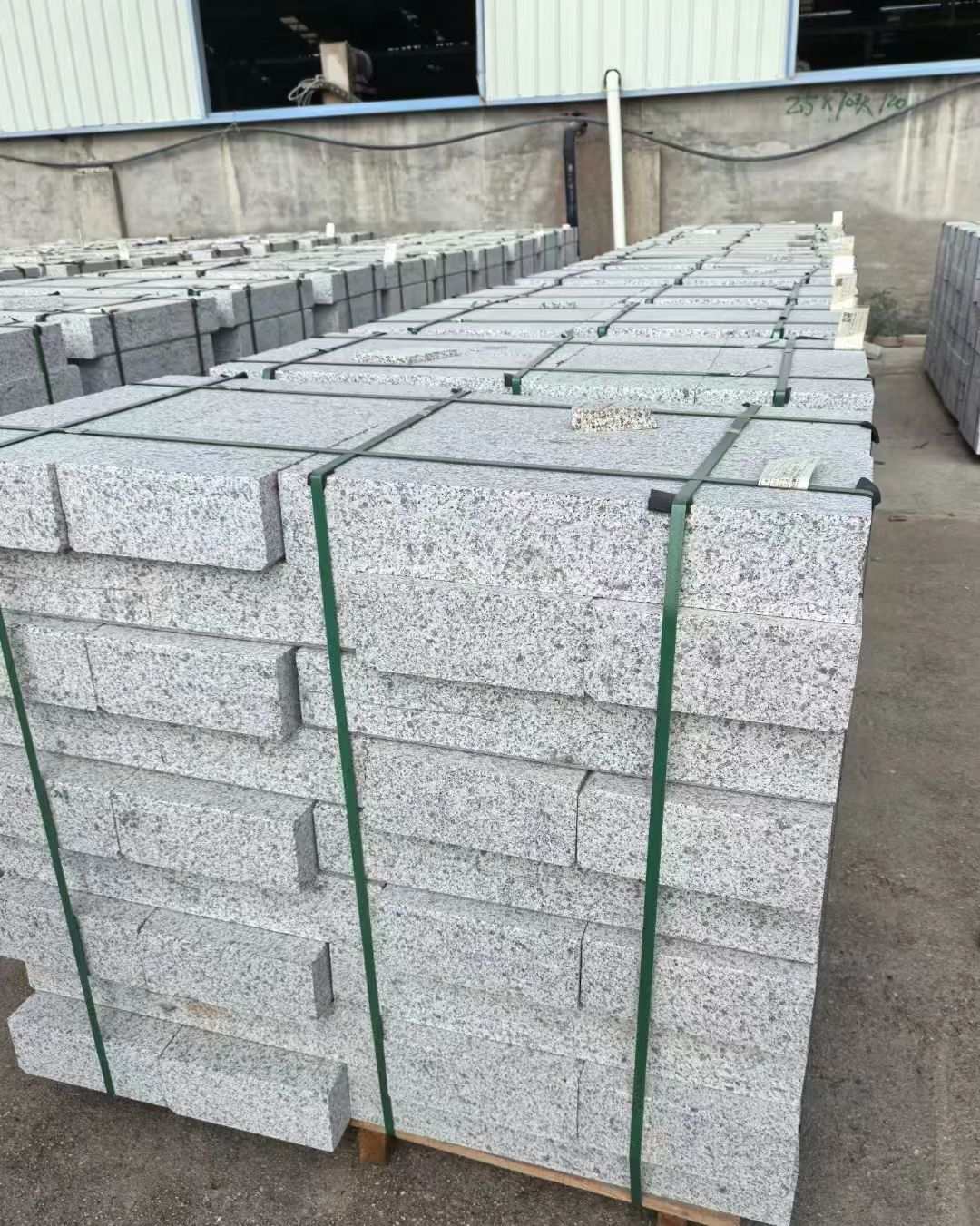 白山 白麻花岗岩路沿石，弧形路沿石，道牙石，马路牙子，界石，路缘石，平沿石，直岩石，平缘石等