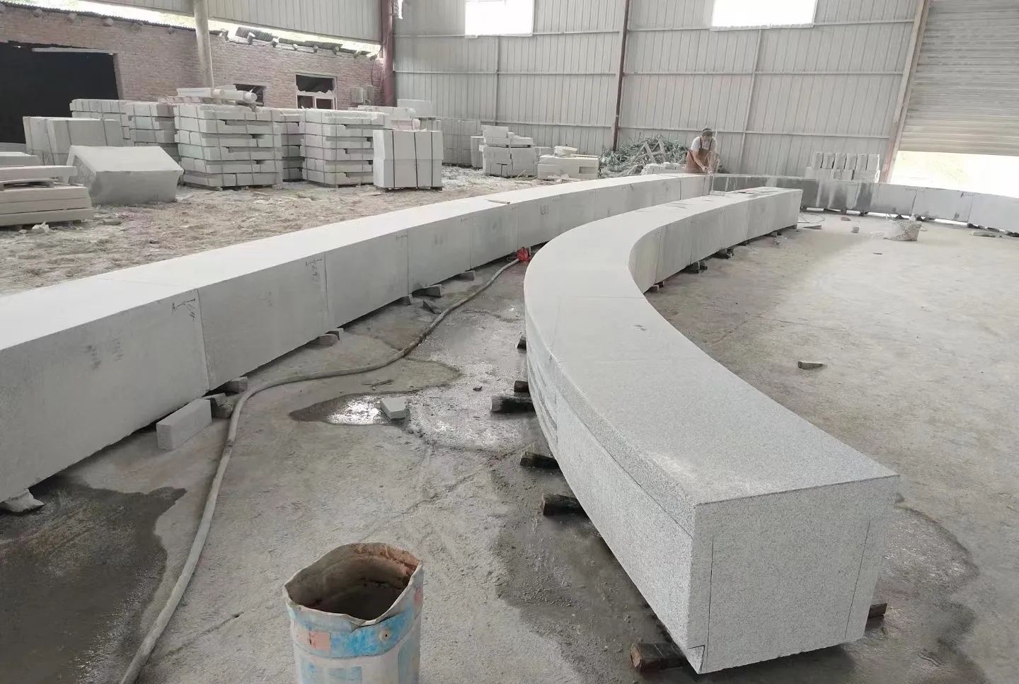 白山芝麻白花岗岩石板材 园林光面弧形坐凳