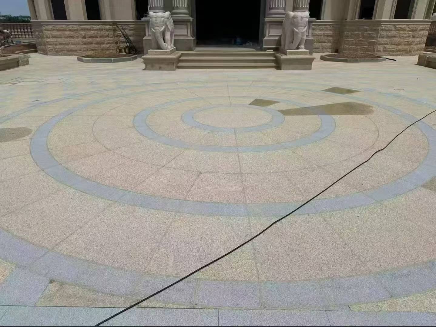 白山 黄金麻芝麻灰花岗岩石材地铺拼接效果