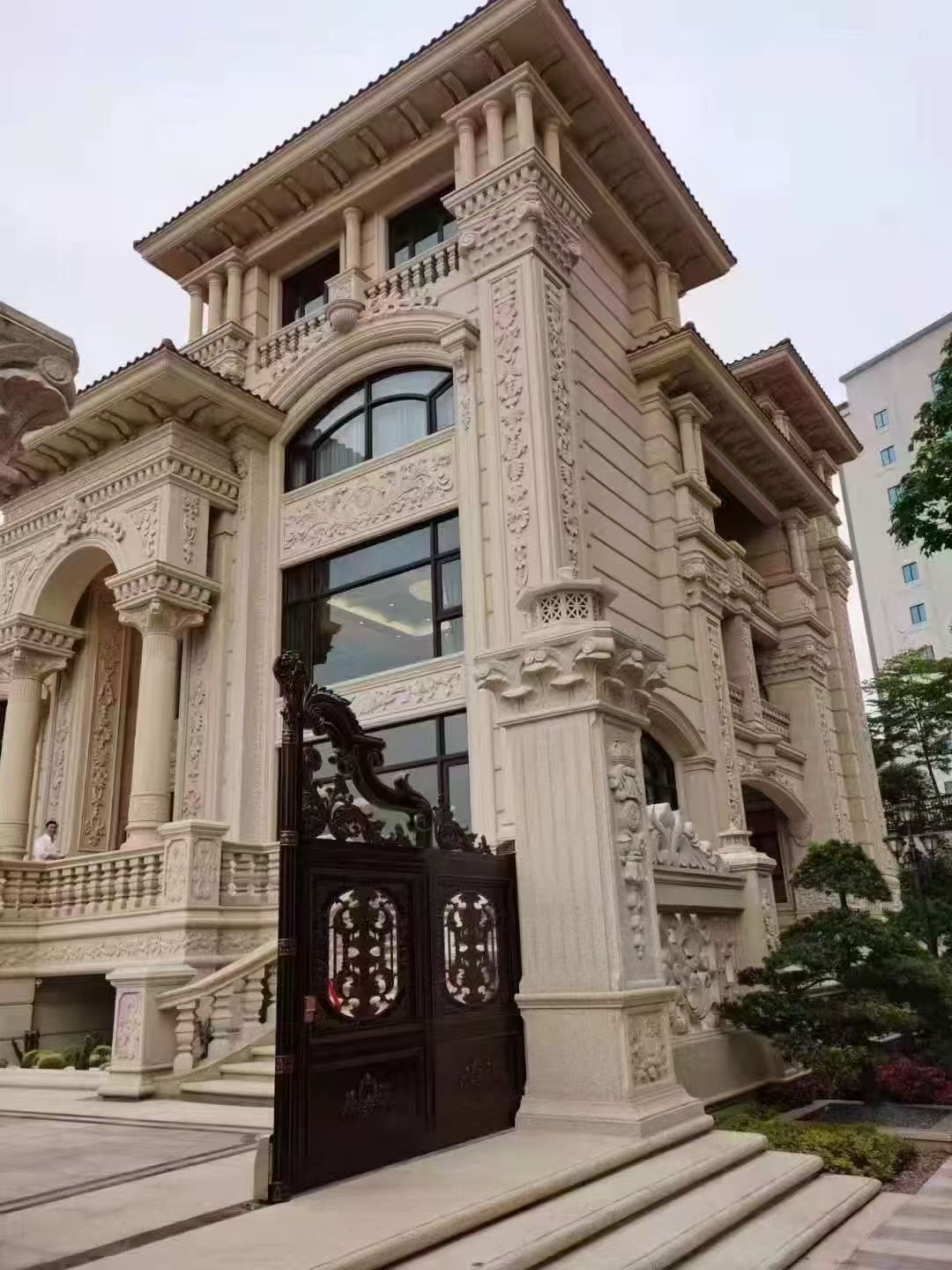 白山 黄金麻花岗岩别墅外墙干挂效果展示