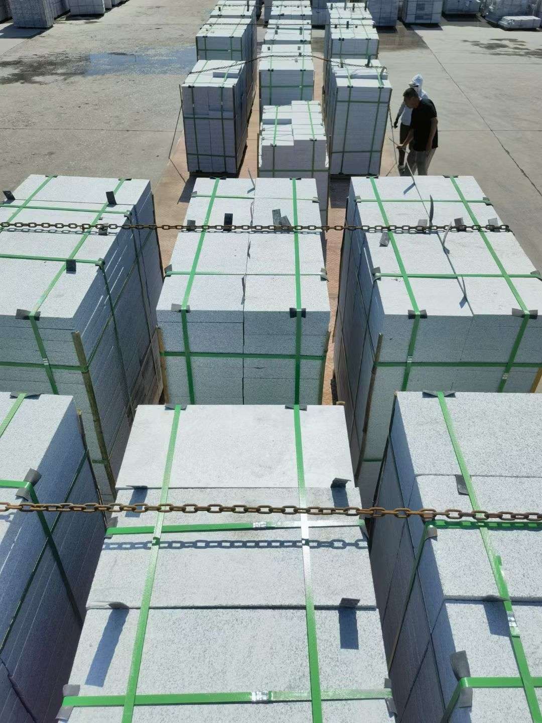 白山 芝麻白花岗岩5公分地铺石 花岗岩厂家工厂装车日常